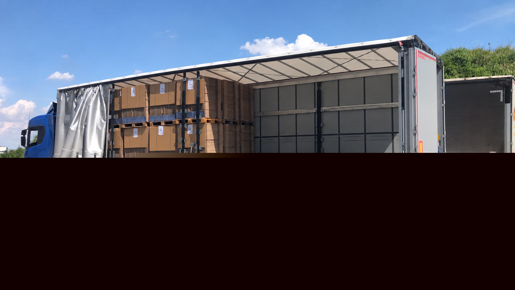 Merci industriali pallettizzate durante le operazioni di carico